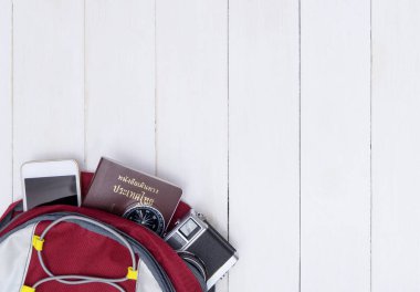 Beyaz ahşap kopya alanı üzerinde seyahat aksesuarları ile backpacker seyahat sırt çantası