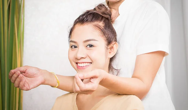 Feliz las mujeres es llegar tailandés hombro masaje — Foto de Stock