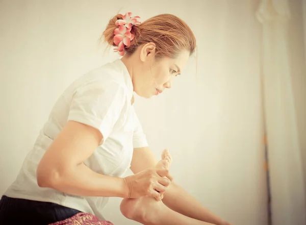 Thai massage therapy is Stretching women legs — Stock Photo, Image