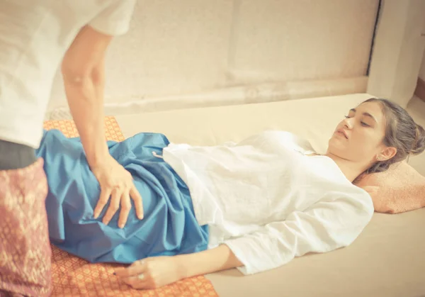 Women is getting Thai massaging on her leg — Stock Photo, Image
