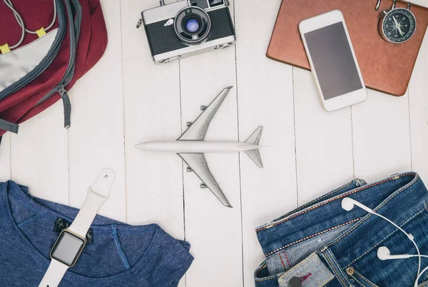 Moda de viaje y accesorios planas sobre madera blanca — Foto de Stock