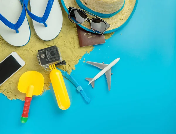Playa Verano gadgets de vacaciones y la moda en el espacio de copia azul — Foto de Stock