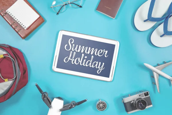 Summer holidays Tablet screen surrounding by summer travel objects — Stock Photo, Image