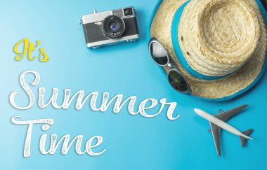 Yaz parlak mavi kopya alanı üzerinde seyahat aksesuarları