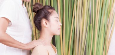 Kadın boyun alma ve masaj omuz