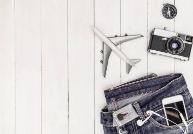 Hipster seyahat nesneleri üzerinde beyaz ahşap kopyalama alanı