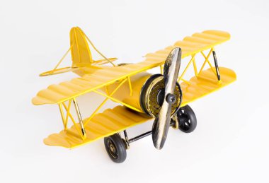 Beyaz arka plan üzerinde Vintage sarı Metal oyuncak uçak