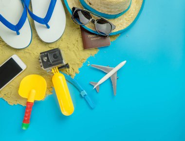 Plaj yaz tatili gadget'lar ve mavi kopya alanı moda