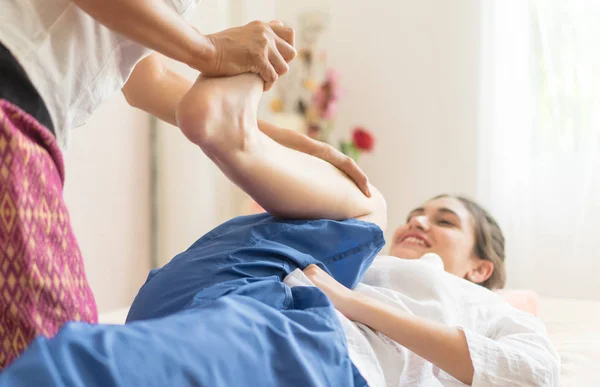 Mulheres está recebendo massagem tailandesa em sua perna — Fotografia de Stock