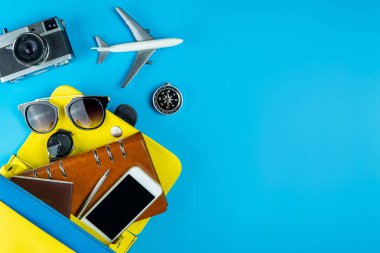 Kadınlar bir çanta dışarı geliyor ekipman nesne seyahat