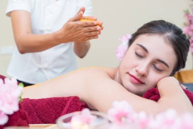 Kadın sırt üstü Spa tuz fırçalama oluyor