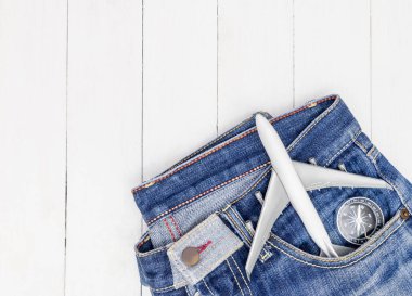 Uçak dışında bir Hipster Gezgin jean beyaz kopya alanı ile uçan