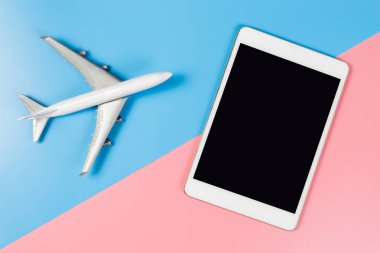 Oyuncak uçak seyahat web sitesi kadar alay etmek için boş tablet ekranıyla