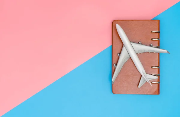 Zabawka samolot z notebook dla podróży koncepcja kopia przestrzeń — Zdjęcie stockowe