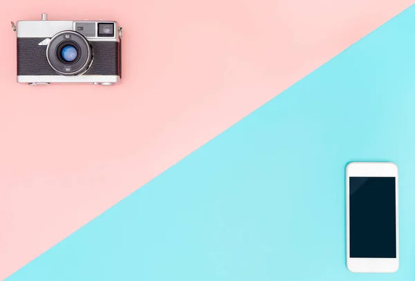 Camera Vs smartphone met roze en blauwe exemplaar ruimte — Stockfoto