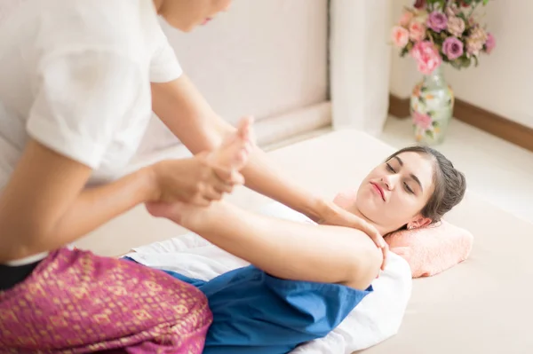 Mulheres está recebendo sua massagem nas pernas na massagem Thai Spa — Fotografia de Stock