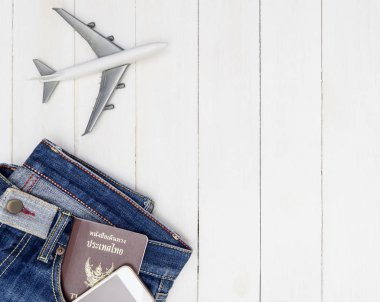 Beyaz ahşap kopyalama alanı Hipster kot pantolon cebinde seyahat nesneleri