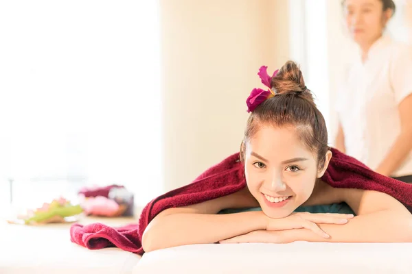 Asiático chica es sonriendo en tailandés masaje cama —  Fotos de Stock