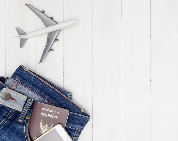 Beyaz ahşap kopyalama alanı Hipster kot pantolon cebinde seyahat nesneleri