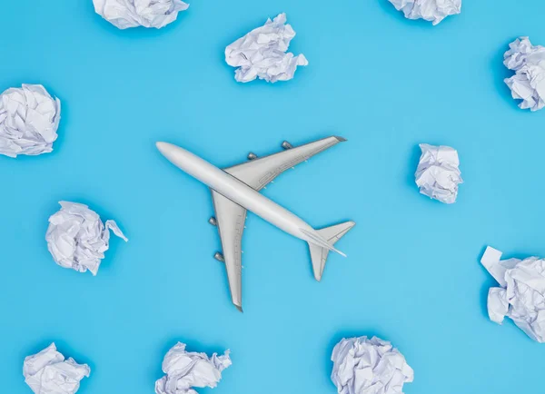 Avión de juguete volando en la nube Papar con fondo azul — Foto de Stock
