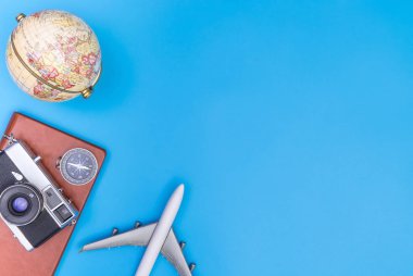 Mavi kopya alanda dünya traveler nesneleri