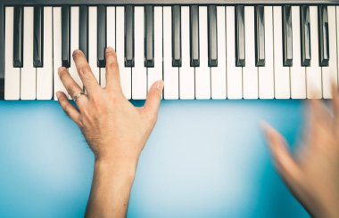 Hızlı el müzik klavye oyuncu klavye üstten görünüm üzerinde oynuyor