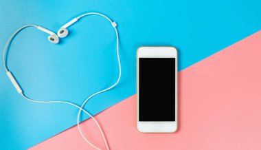 Aşk kavramı için boş telefon ekran ve kalp kulaklık