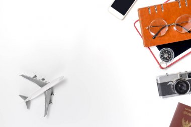 Beyaz kopya alanı oyuncak uçak ile seyahat aletleri