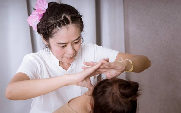 Thai Massage Therapist is giving neck massage to a women — Stock Photo, Image