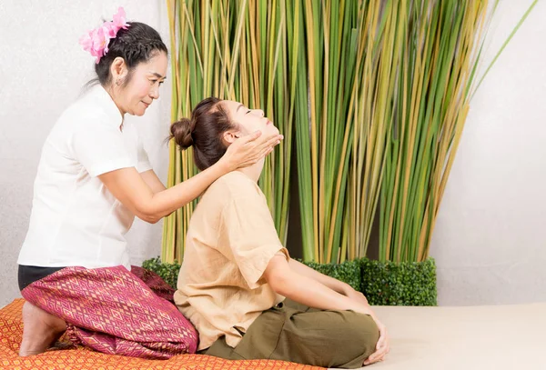 Thai Spa masaż terapeuta jest rozciąganie szyi kobiety — Zdjęcie stockowe