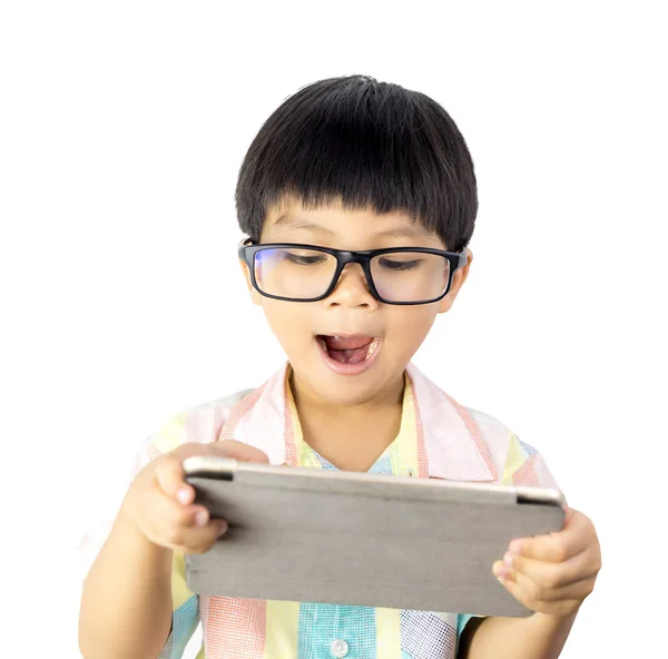 Nerd asiático chico es sorprendente en el comprimido aislado en blanco —  Fotos de Stock