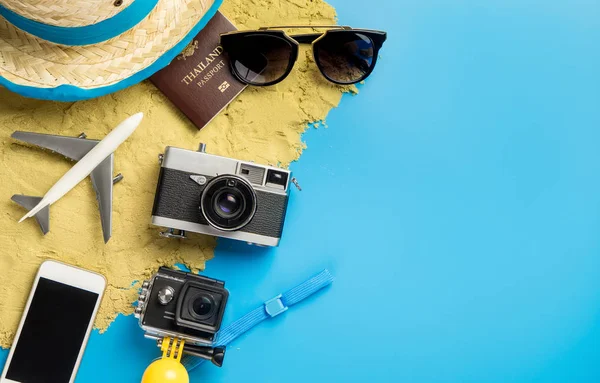 Plaj seyahat nesne ve becerikli alet tatil seyahat için mavi kopya alanı ile