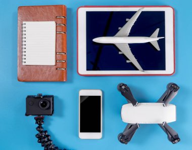 Gadget seyahat ve blogger nesne üzerinde mavi arka plan seyahat