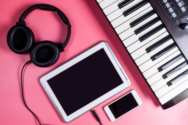 Boş tablet ekranıyla müzik nesneleri ve müzik enstrümanı müzisyen konsepti için