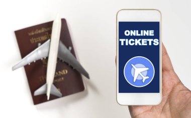 E Bilet ve online bilet uçak seyahat için rezervasyon için Smartphone kullanarak
