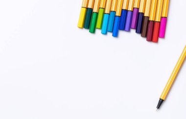 Beyaz arka plan üzerinde renkli kalemler siyah kalem ile açın