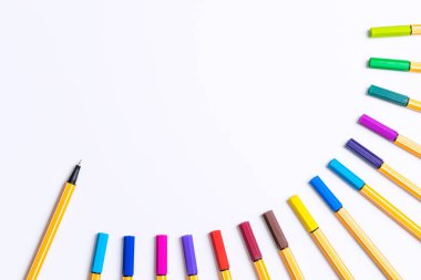 Renkli gökkuşağı marker kalem bir açık beyaz kopyalama alanı