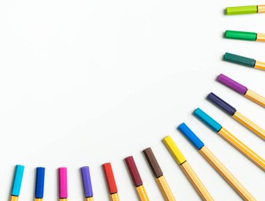 Renkli gökkuşağı marker kalem beyaz kopyalama alanı