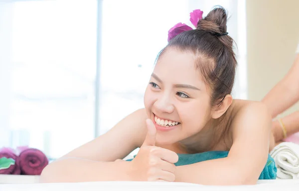 Las mujeres asiáticas se lo están pasando bien mientras reciben masajes en Thai Spa — Foto de Stock
