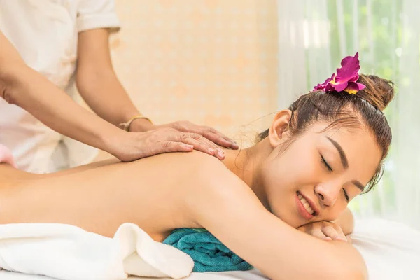 Asiatico donne è ottenere indietro massaggio in spa — Foto Stock