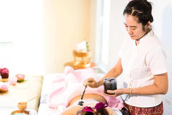 Kobieta jest coraz węgiel peeling w Thai Spa — Zdjęcie stockowe