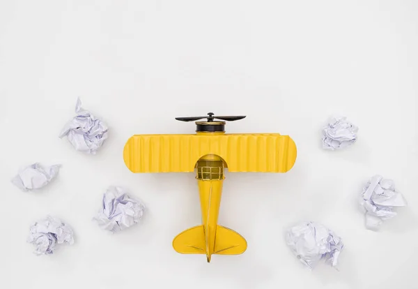 Žlutý kov hračka letadlo letí přes mrak nebe s bílými kopie prostoru — Stock fotografie