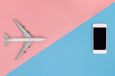 Pembe ve mavi pastel seyahat rezervasyon kavramı kadar sahte seyahat için boş cep
