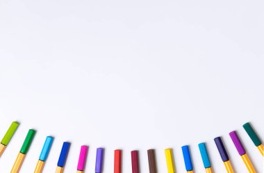 Eğri çizgi beyaz kopya alanı üzerinde yalan renk kalemler