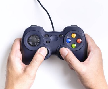 Video oyunu oyun çubuğu joypad üzerinde oynarken tutan el