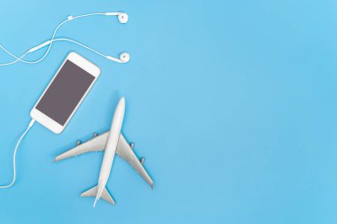 Cep telefonu ve arka plan için mavi Oyuncak uçağa kavramı seyahat