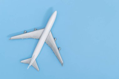 Mavi kopya alan arka plan seyahat konsepti için plastik oyuncak uçak