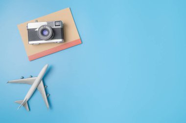 Seyahat blogger kavramı kopya alanı mavi için uçak ve kamera not defteri