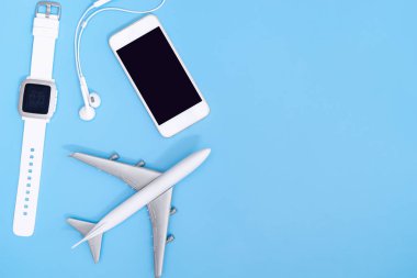 Beyaz seyahat gadget ve nesne üzerinde mavi kopya alanı seyahat konsepti için