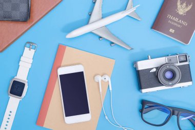 Nesneleri seyahat ve seyahat aksesuarları seyahat konsepti için mavi